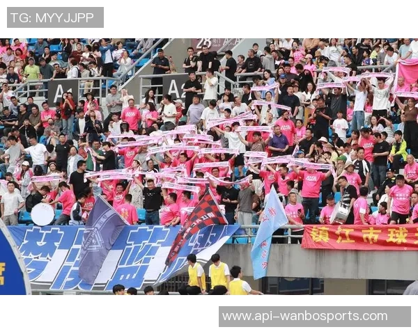 足球俱乐部旗帜的设计与文化象征解析及其在球迷心中的重要性